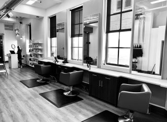 Zalety nowoczesnych mebli do salonu fryzjerskiego
