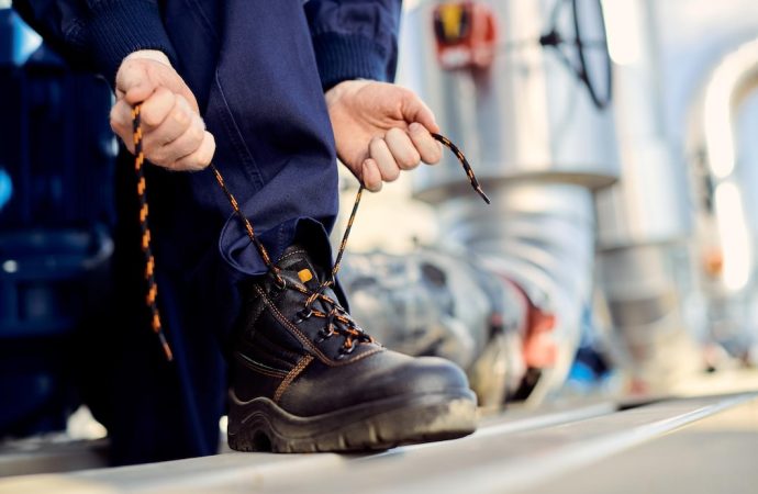 Jak dobrze dobrać obuwie dla pracowników narażonych na urazy – praktyczne porady i rekomendacje