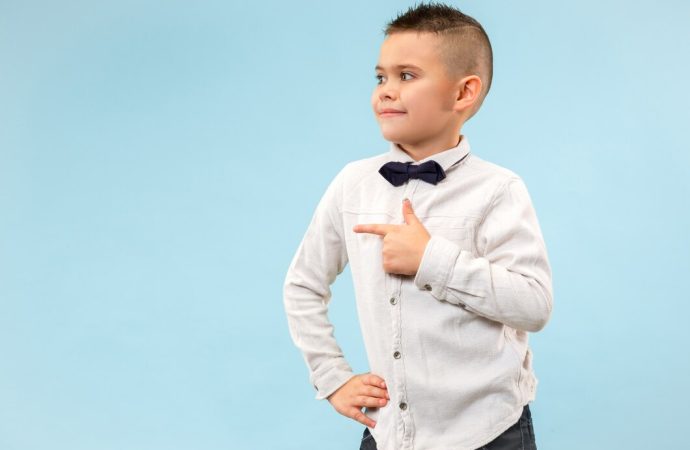 Jak właściwie dobrać garnitur dla chłopca, z myślą o specjalnych okazjach i wydarzeniach?