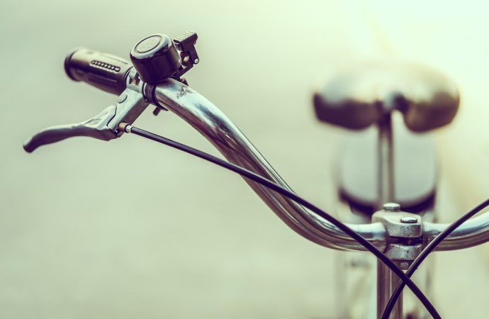 Jak wybrać idealne akcesoria rowerowe dla entuzjastów dwóch kółek?